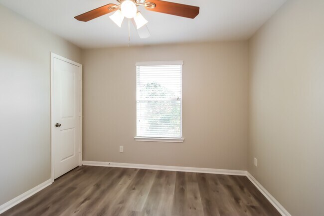 Building Photo - 261 Kellyn Ct