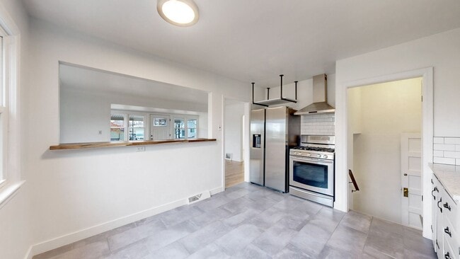 Building Photo - Lovely 3 bed/2 bath home w/2 car garage