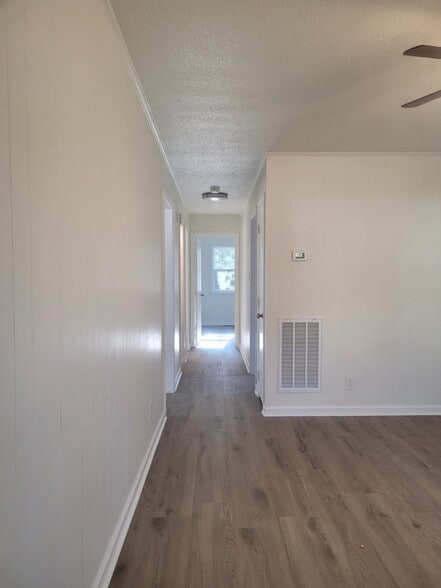 Building Photo - 2605 Vineyard St