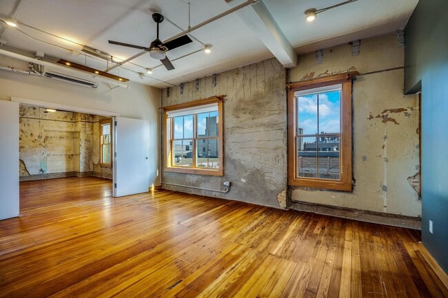 Building Photo - LUXURY   CONDOS IN THE HEART OF ALAMO CITY