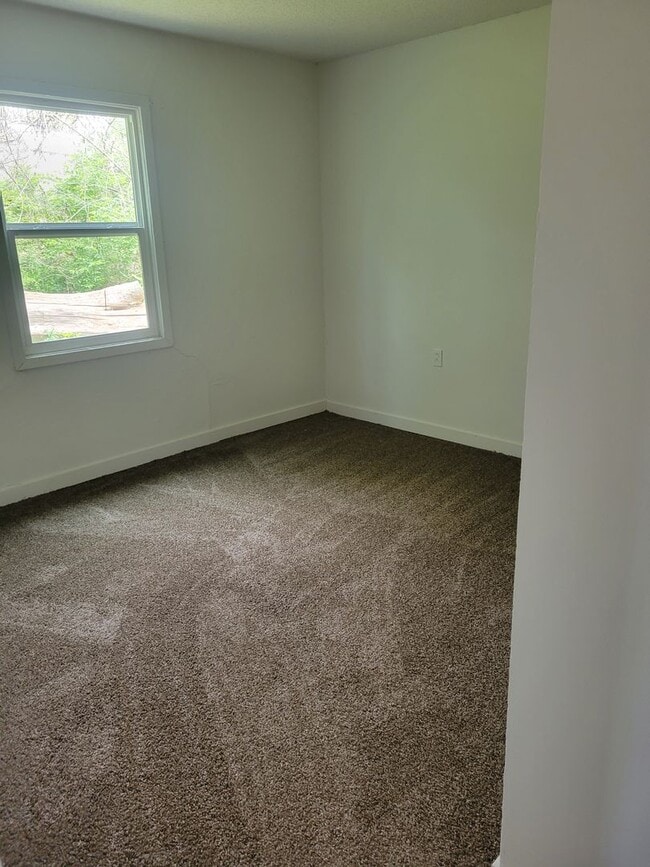 Building Photo - Cute 3 bedroom 1 bath!
