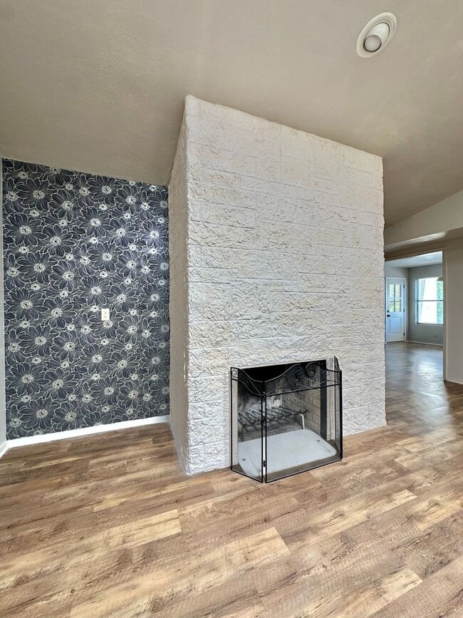 Building Photo - Now Available - 2 Bedroom 1.5 Bathroom Con...