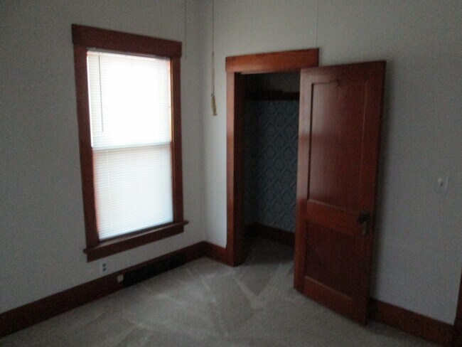 Building Photo - This Home Has 2 Sun Rooms