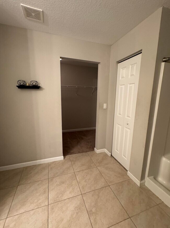 Building Photo - 3925 SW Laffite St