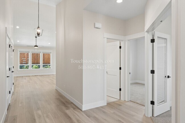 Building Photo - Stunning 3 BD, 2 BA Salem Home with Elegant Finishes!