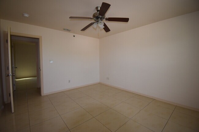 Building Photo - 1402 W Carmen Ave