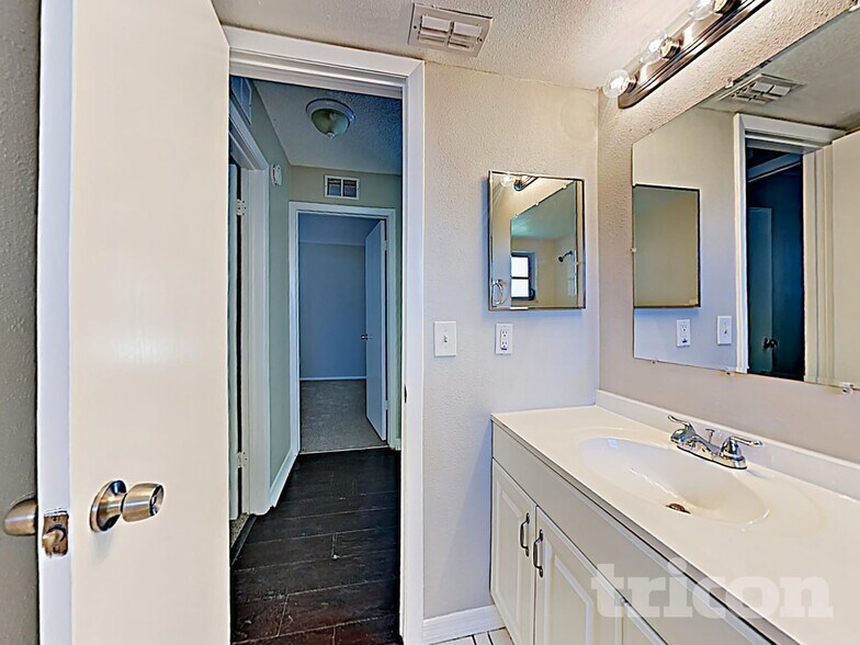 Building Photo - 816 Centerwood Ct