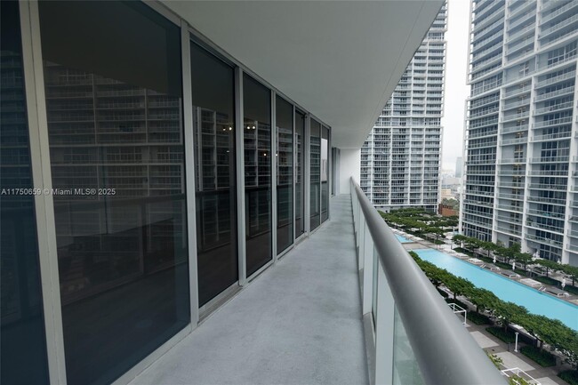 Building Photo - 495 Brickell Ave