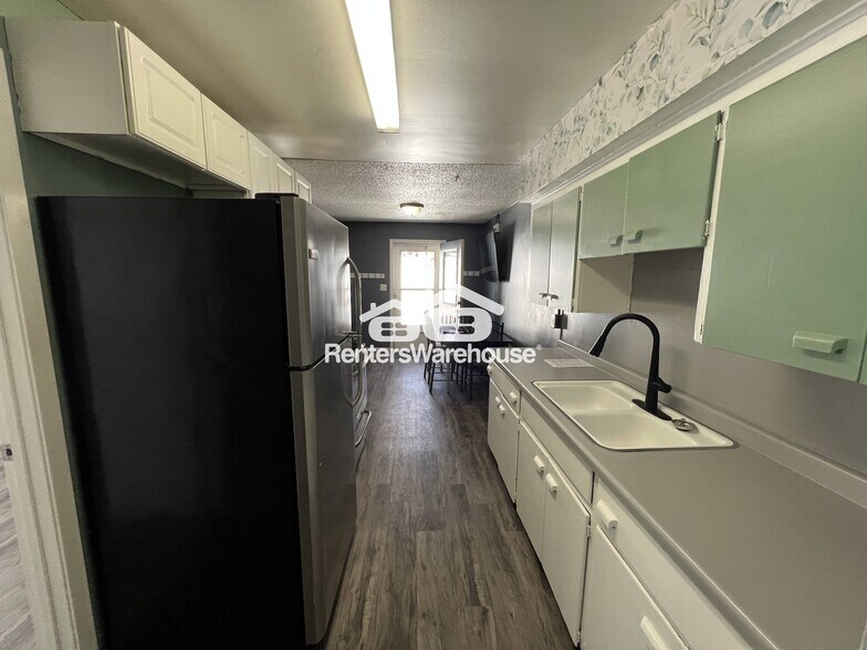 Building Photo - 9371 Country Dr