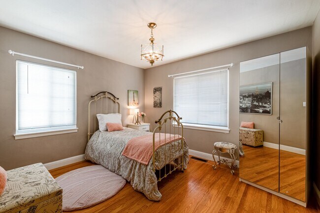 Building Photo - Coming Soon! Lovely Redwood Heights Home w...