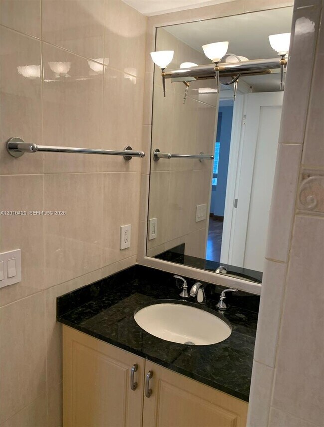 Building Photo - 1541 Brickell Ave