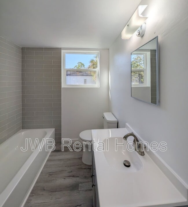 Building Photo - 3324 N Davis St