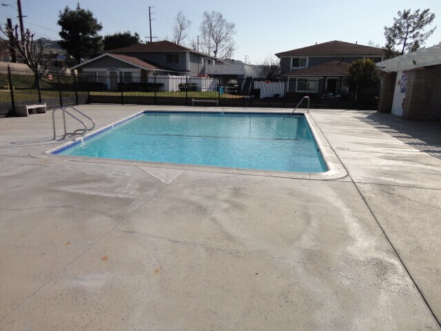 Building Photo - Coming Soon A Beautiful 2 + 1 Townhouse Saugus