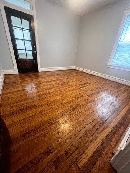 Sunroom. bonus space in the back. Great for extra storage or plants - 2107 Maury Ave