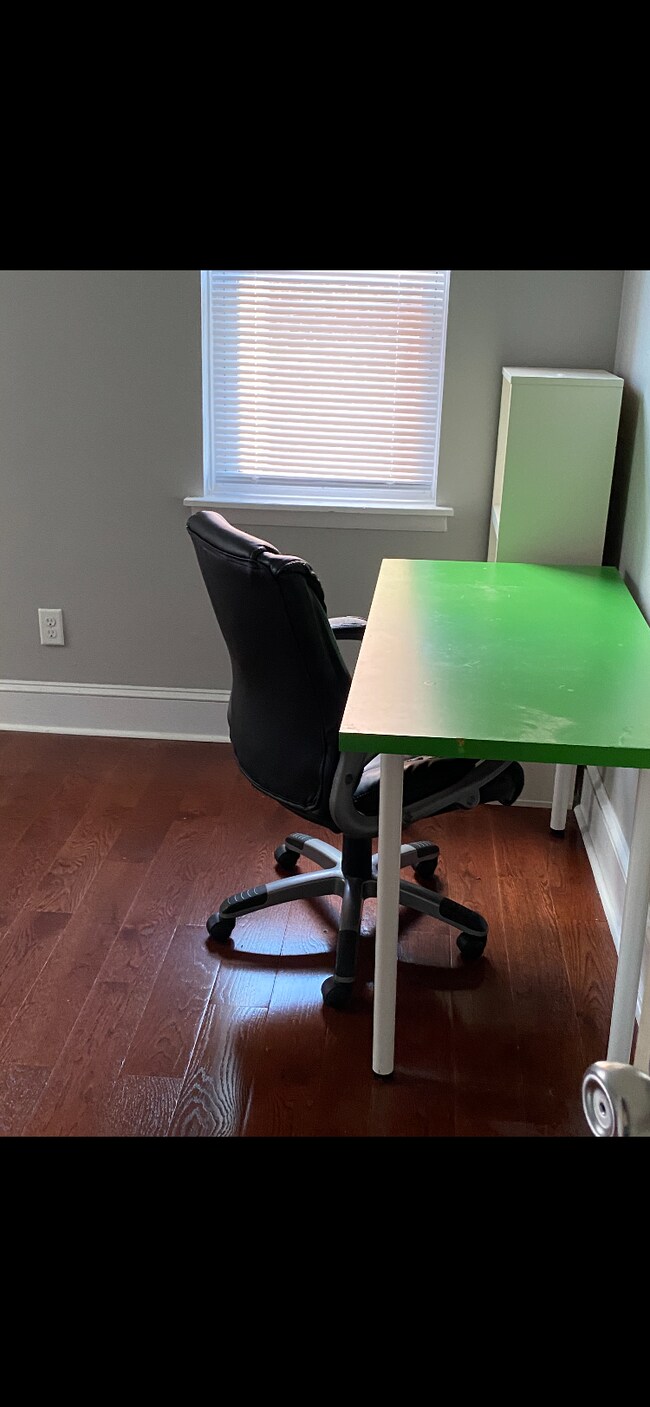 2nd Fl rear bdrm w/full closet - 603 N 32nd St