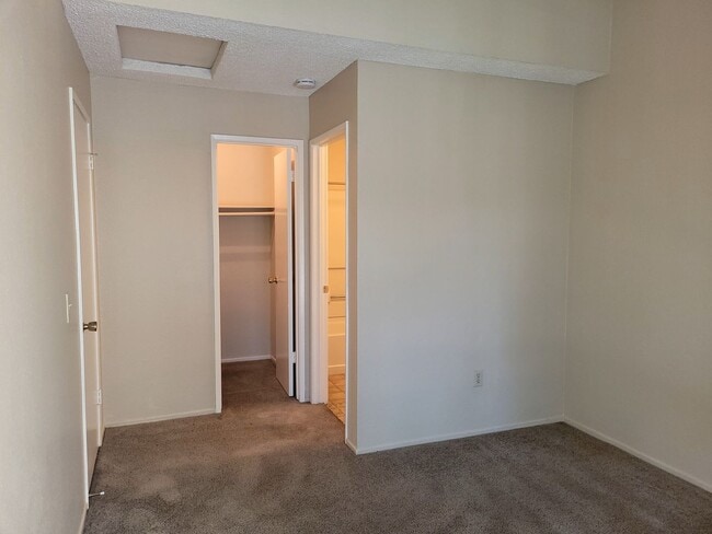 Building Photo - Condo on Madison Avenue. MOVE IN SPECIAL. 1 month free.