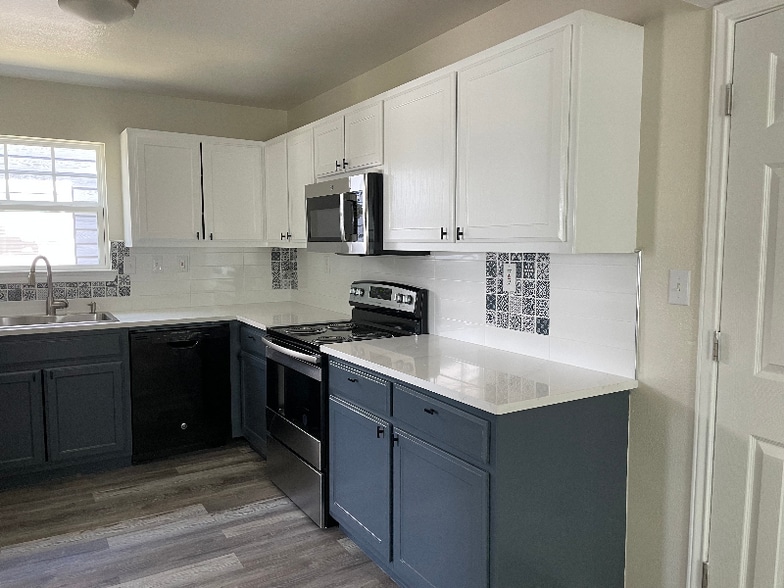 Building Photo - 755 River Rd