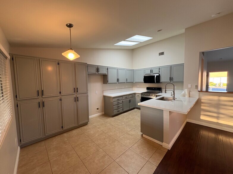 Building Photo - 29957 Oakbridge Dr