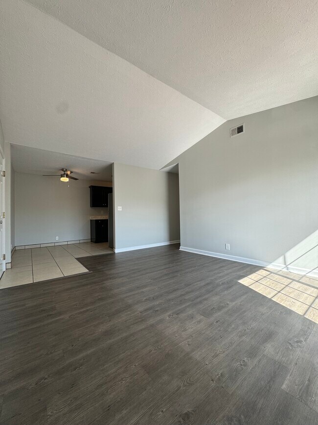 Building Photo - Woodfield