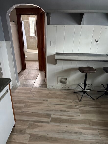 Building Photo - 604 Colvin Ave