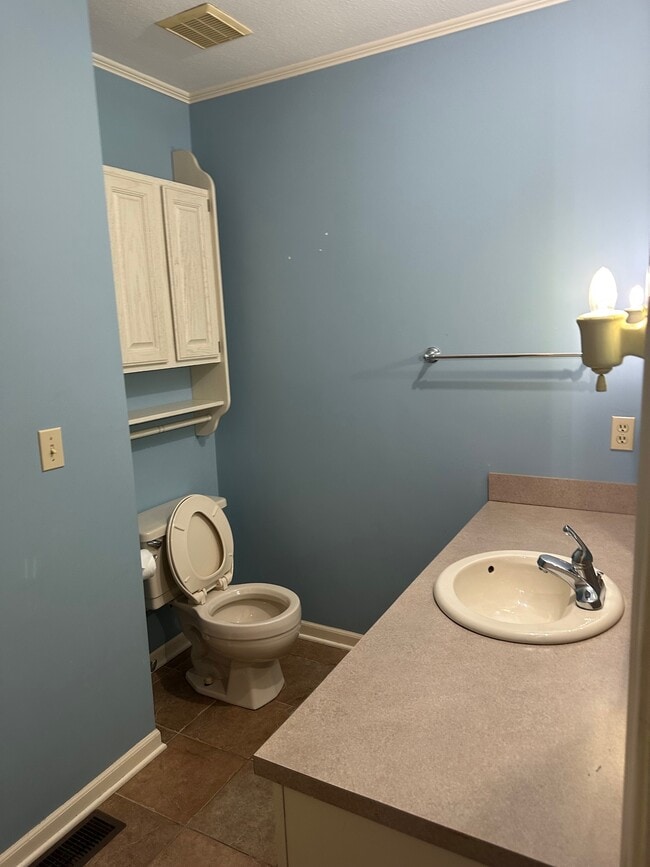 Building Photo - 776 Meadowbrook Ave