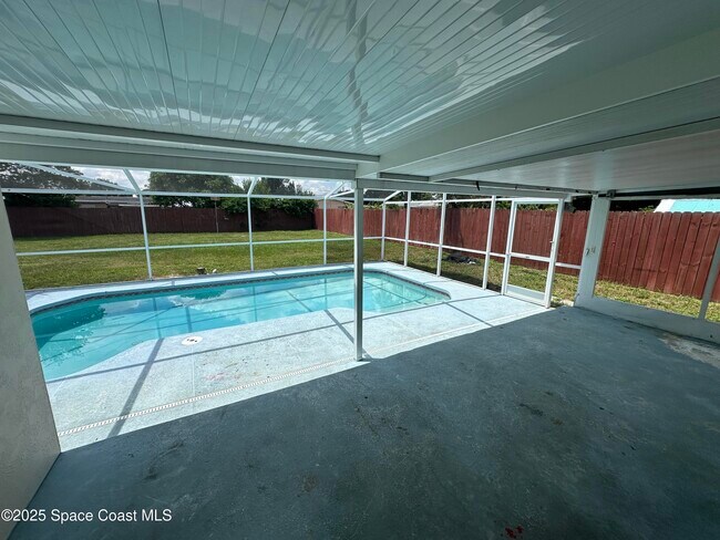 Building Photo - 2033 Robinhood Dr