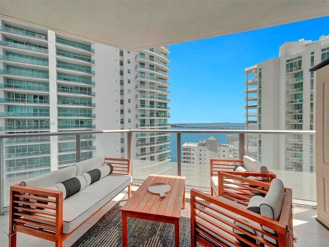 Building Photo - 1300 Brickell Bay Dr