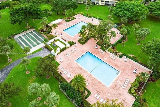 Building Photo - 550 Oaks Ln