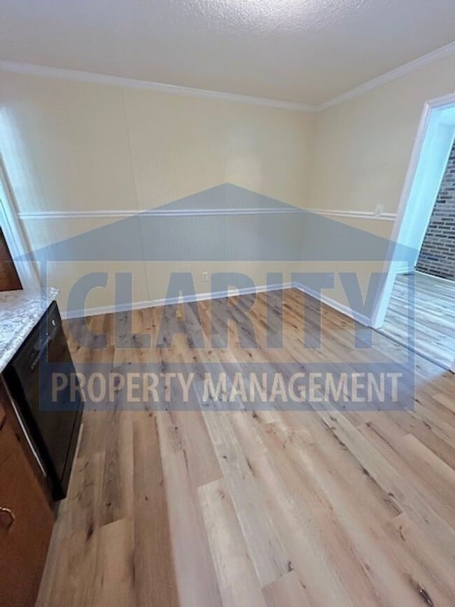Building Photo - Two bedroom townhome with fenced in backyard!