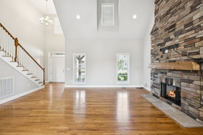 Building Photo - Welcome home to this beautifully maintaine...