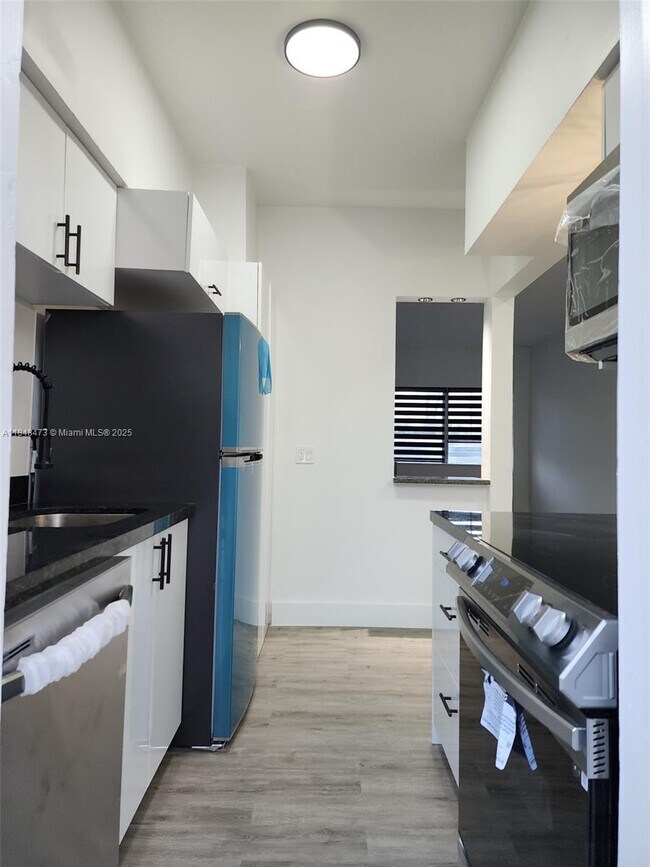 Building Photo - 2101 Normandy Dr