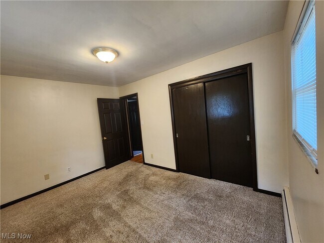 Building Photo - 3032 Englewood Dr