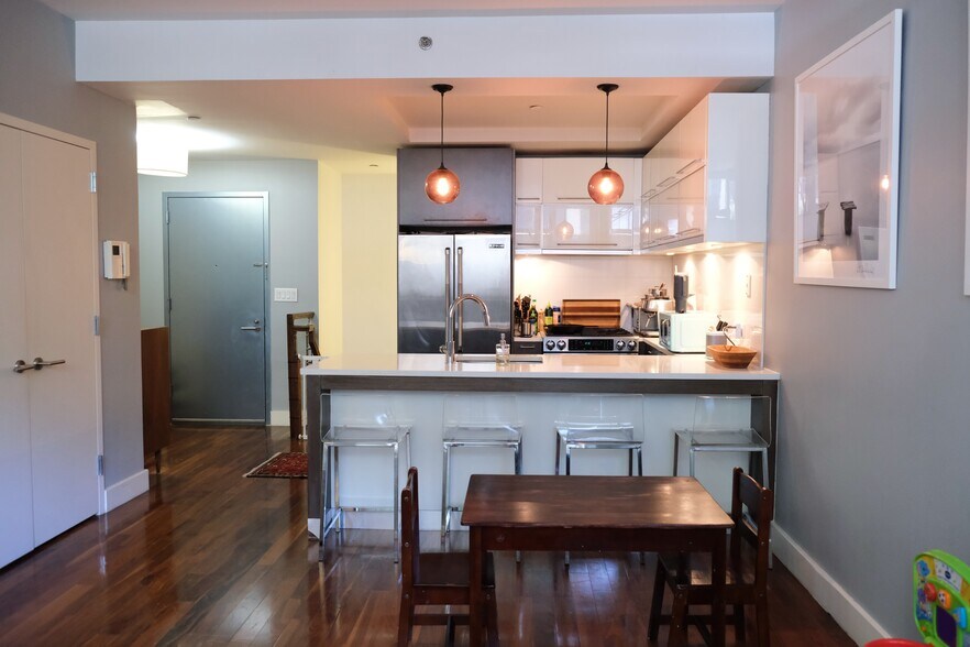 Building Photo - 214 N 11th St