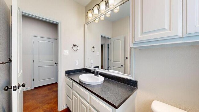 Building Photo - 3 bed 2 bath home with 2 car garage!