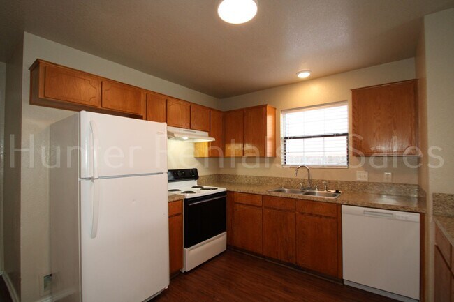Building Photo - Spacious Three-Bedroom!
