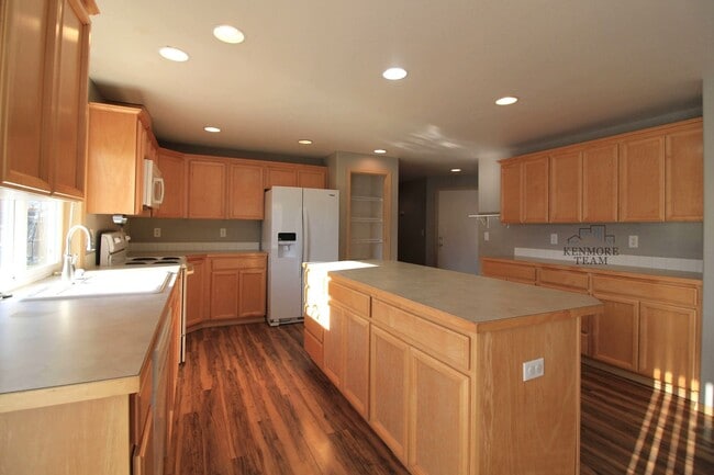 Building Photo - 4 Bedroom, 2.5 Bath Home in West Pasco