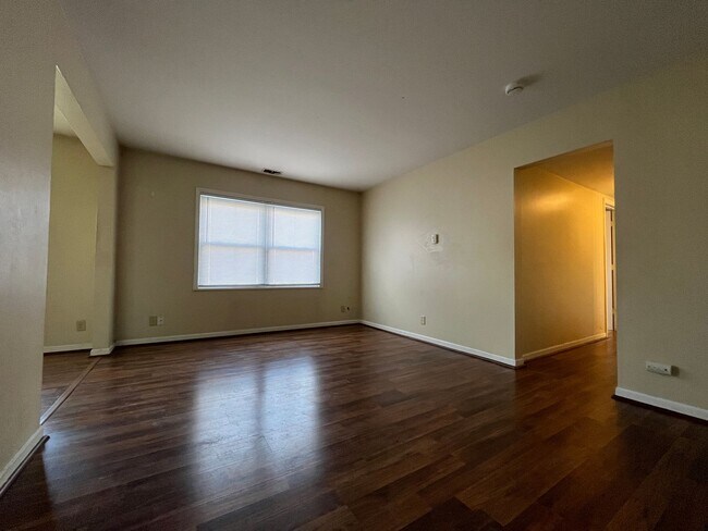 Building Photo - Spacious 2 Bedroom, 1.5 Bath