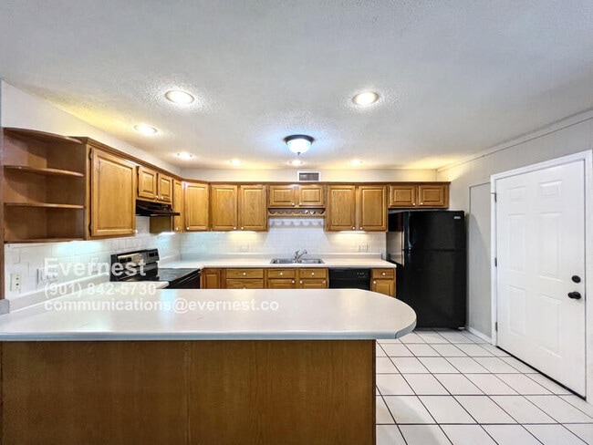 Building Photo - 6375 Greenbriar Dr