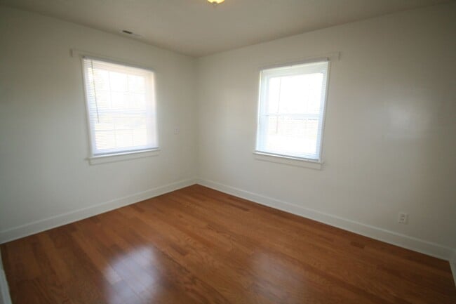 Building Photo - Two bedrooms, hardwood throughout, and a private driveway — all under $1,400 near Duke West.