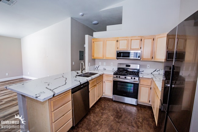 Building Photo - Stylish 2Bdm 2Ba Upstairs Condo in Gated C...