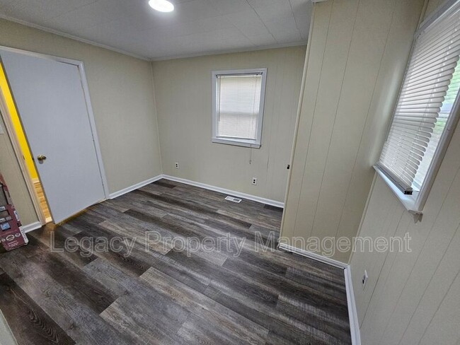 Building Photo - 210 Ball Park Ave