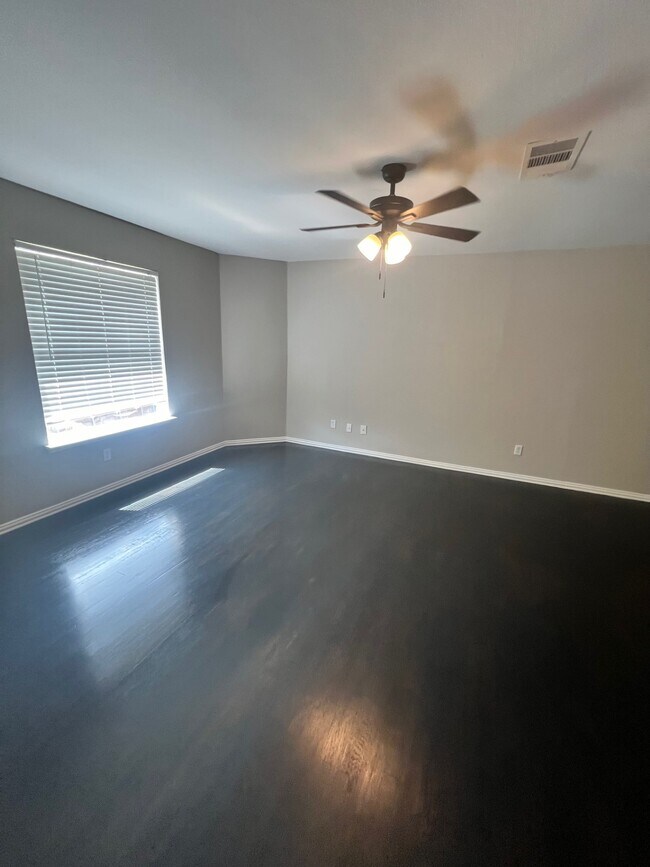 Building Photo - 2213 Ridgewood Dr