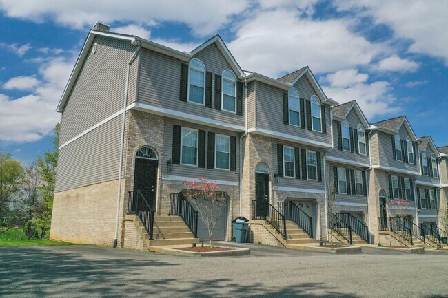 Building Photo - Modern 3-Level Townhome in Monaca – 2 Bed,...