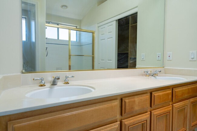 Building Photo - ***Exceptional 3BR/2.5BA Residence in Prime *** San Leandro Location
