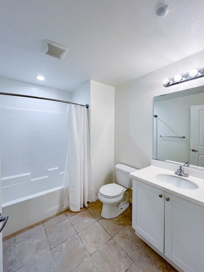 Building Photo - Beautiful  2Bd 2 Ba in Luxury Community