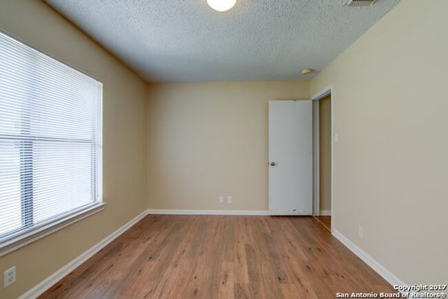 Building Photo - 3/2 1 Story Open Concept Far West SA