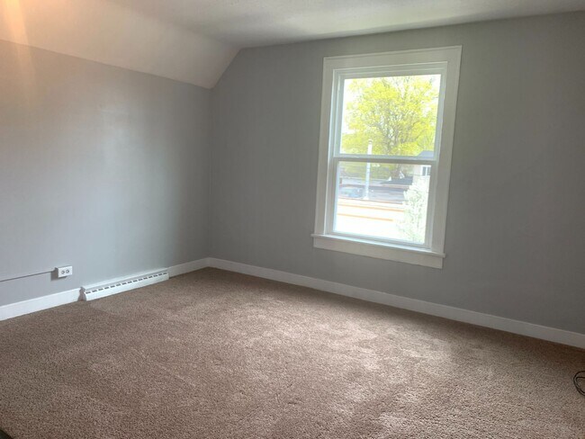 Building Photo - Two Bedroom Home - NE Side of Grand Rapids!