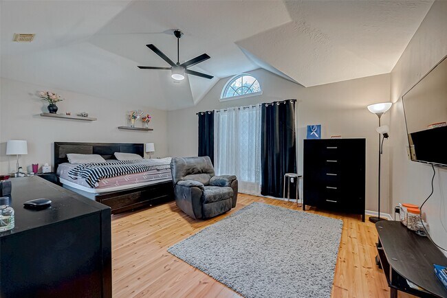Building Photo - 211 Rolling Plains Dr