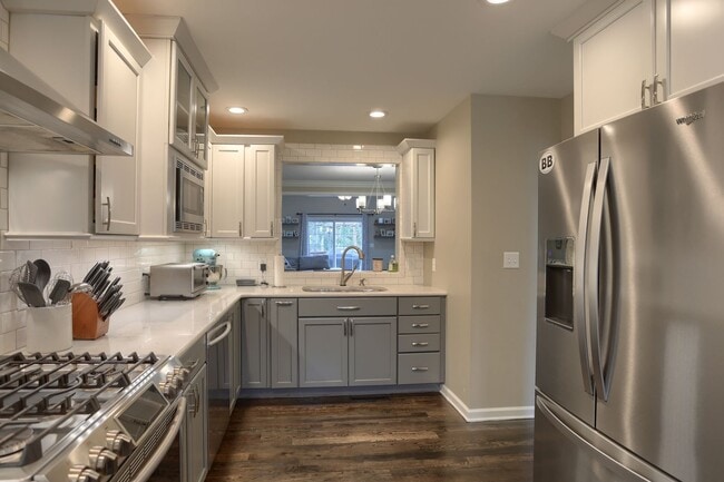 Building Photo - Modern and Convenient Hershey/Harrisburg Suburb Townhouse
