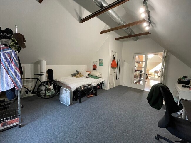 Building Photo - 2646 N Wilton Ave
